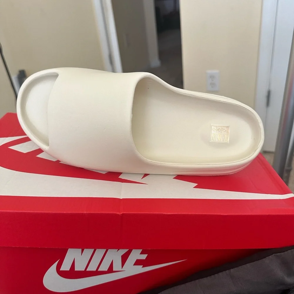 Unlisted nwt cream